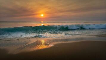 zonsondergang op het strand foto