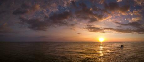 zonsondergang over de zee foto