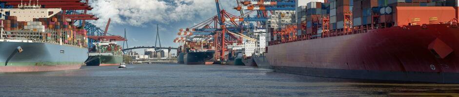 groot haven panorama in Hamburg in mooi zo weer foto