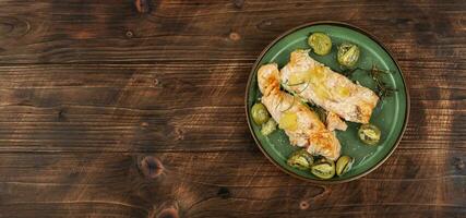 gebakken Zalm steaks met mini kiwi. foto