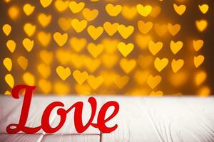 de opschrift liefde Aan een houten achtergrond met mooi harten gemaakt van lichten Aan een wazig achtergrond foto