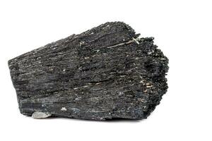macro mineraal steen schorl, zwart toermalijn Aan een wit achtergrond foto