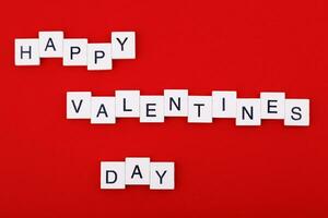 opschrift Valentijnsdag dag en rood harten Aan een rood achtergrond foto