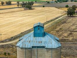 antenne visie genomen van een dar van graan silo's Bij delungra, nsw, Australië foto