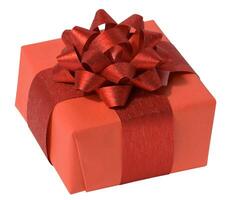 doos is verpakt in rood geschenk omhulsel en rood lint Aan een wit geïsoleerd achtergrond foto