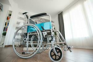 rolstoel in privaat ziekenhuis kamer voor patiënten met wandelen handicap. Nee geduldig in de kamer in de privaat verpleging huis. behandeling mobiliteit ondersteuning ouderen en gehandicapt wandelen onbekwaamheid bijzondere waardevermindering herstel verlamming ongeldig revalidatie foto