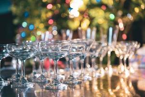 close-up van martini-glazen met alcoholische dranken op bar in nachtclub met kleurrijke bokeh achtergrond. close-up alcohol in pub-restaurant. eet- en drinkconcept foto