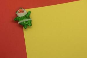 de kerstman claus Aan een rood en geel achtergrond. plaats voor tekst. foto