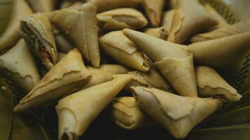 samosa of pakora Aan bord. Indisch of Pakistaans snacks. foto