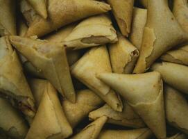 samosa of pakora Aan bord. Indisch of Pakistaans snacks. foto