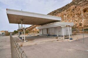 een leeg gas- station tegen een berg foto