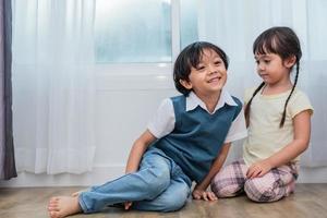 twee broer en zus portret. kinderen en kinderen concept. mensen en levensstijlen concept. gelukkig gezin en liefdesthema voor broers en zussen foto