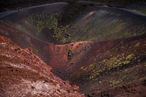 Etna nationaal park panoramisch visie van vulkanisch landschap met krater, catanië, Sicilië foto