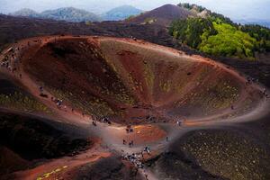 Etna nationaal park panoramisch visie van vulkanisch landschap met krater, catanië, Sicilië foto