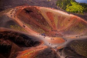 Etna nationaal park panoramisch visie van vulkanisch landschap met krater, catanië, Sicilië foto