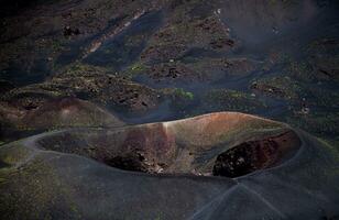 Etna nationaal park panoramisch visie van vulkanisch landschap met krater, catanië, Sicilië foto