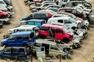 een groot groep van auto's zijn geparkeerd in een veel foto