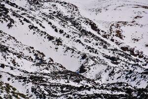 een sneeuw gedekt berg foto