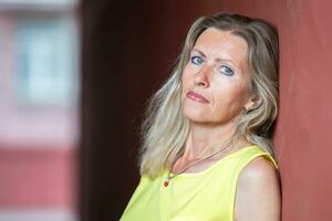 portret van een mooi ouderen blond vrouw in een stedelijk omgeving. foto