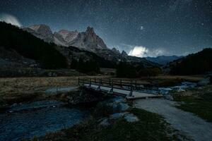 Frans Alpen landschap van sterrenhemel nacht lucht over- Clare vallei gedurende herfst Bij hautes Alpen, Frankrijk foto