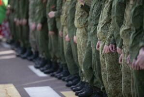 lijn van mannetje soldaten in leger kleren. foto