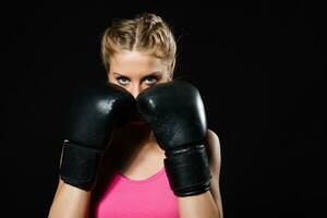 portret van mooi vastbesloten vrouw met boksen handschoenen. foto