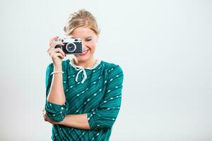 retro vrouw fotograferen met oud camera foto