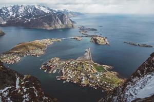 schilderachtig landschap van de Lofoten-eilanden - pieken, meren, huizen foto
