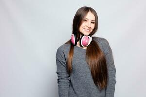 gelukkig vrouw of tiener- meisje in hoofdtelefoons luisteren naar muziek- foto