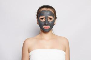 portret van mooi meisje Verwijderen kunstmatig zwart pellen masker foto