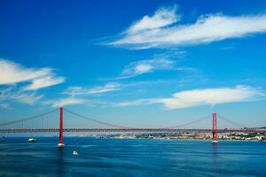 visie van 25 de abril brug. Lissabon, Portugal foto