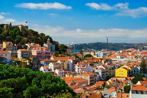 visie van Lissabon van miradouro dos barros gezichtspunt met wolken. Lissabon, Portugal foto