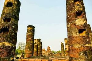ruïnes van de oude tempel van wat phra kaeo in ayutthaya, foto
