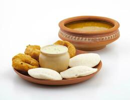 zuiden Indisch populair ontbijt idli vada geserveerd met sambar en kokosnoot chutney foto