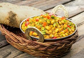 Indisch keuken Rajma masala of rajma Aan houten tafel foto