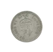 Indisch valuta of Indisch oud munt Aan wit achtergrond foto