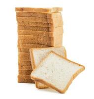 hoop van gestapeld gesneden brood Aan wit achtergrond foto