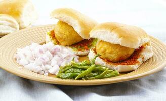 Indisch beroemd straat voedsel vada pav is een vegetarisch snel voedsel schotel van maharashtra foto