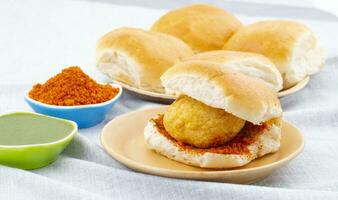 Indisch beroemd straat voedsel vada pav is een vegetarisch snel voedsel schotel van maharashtra foto