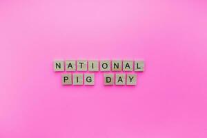 maart 1, nationaal varken dag, een minimalistisch banier met een opschrift in houten brieven foto
