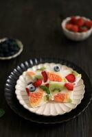 gezond bevroren Grieks yoghurt bars met fruit foto