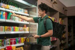 een Aziatisch Mens levering kiezen goederen van online bestellen in supermarkt , online levering onderhoud concept foto