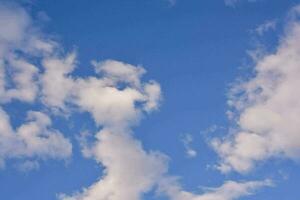 een blauw lucht met sommige wolken in het foto