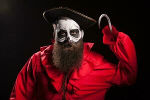 gek en gevaarlijk piraat met een haak over- zwart achtergrond. halloween kleding. foto