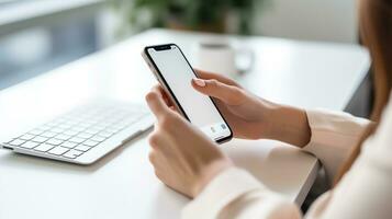 dichtbij omhoog visie zakenman Holding slim telefoon met blanco scherm terwijl staand in modern kantoor. foto