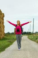 gelukkig vrouw wandelaar in de natuur foto