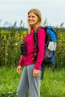 vrouw wandelaar in de natuur foto