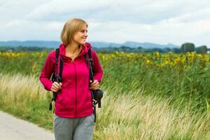 vrouw wandelen in natuur foto