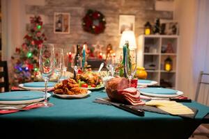 traditioneel feestelijk avondeten Aan de tafel voor Kerstmis viering. foto