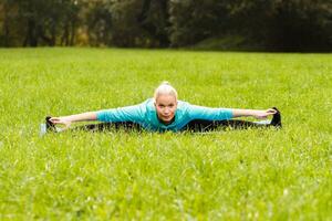 vrouw doet yoga in de natuur foto